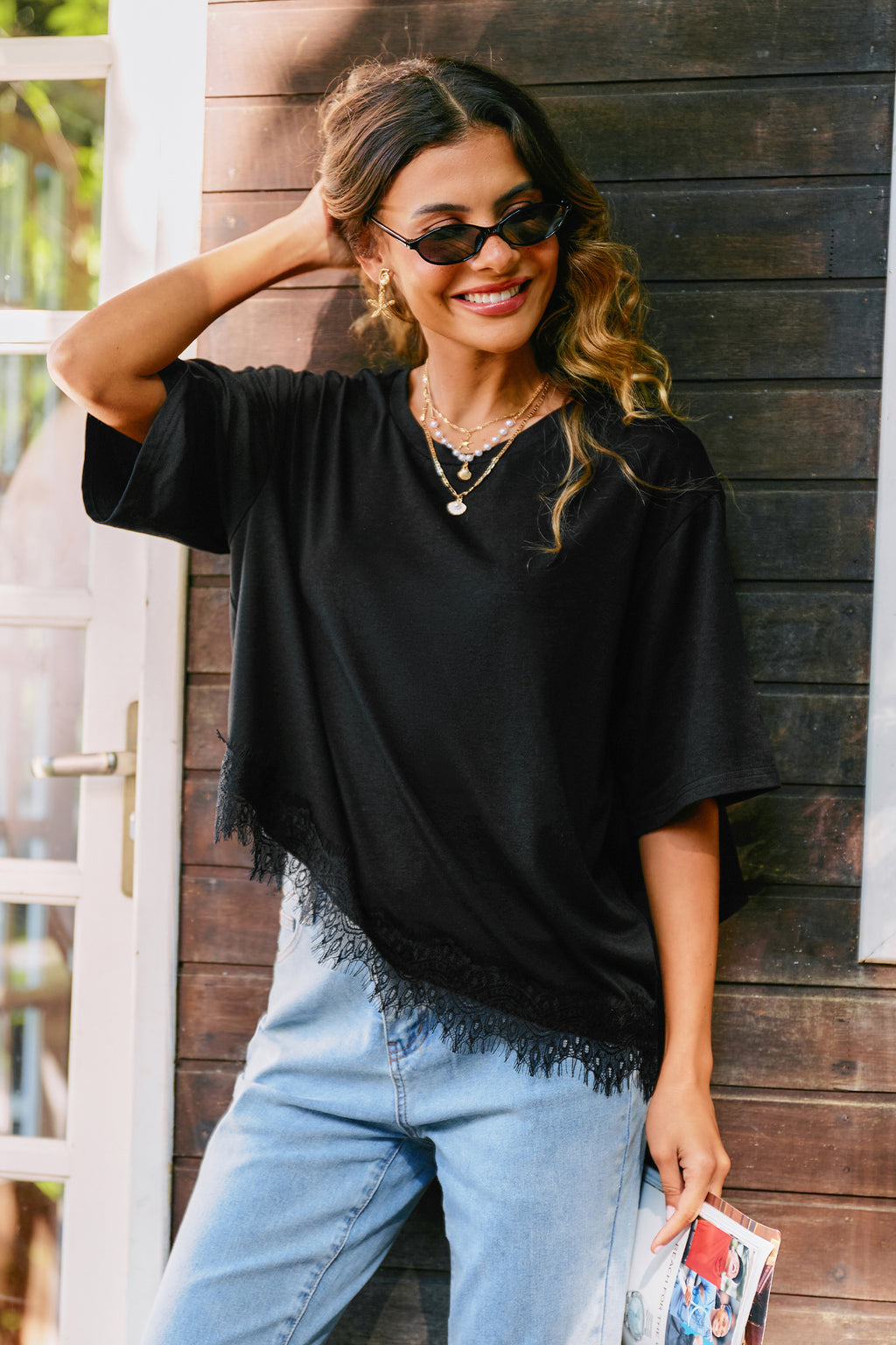 Schwarzes Rundhals Kurzarmshirt mit Spitzenbesatz