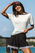 Weißes Top mit asymmetrischem Ausschnitt und geraffter Taille