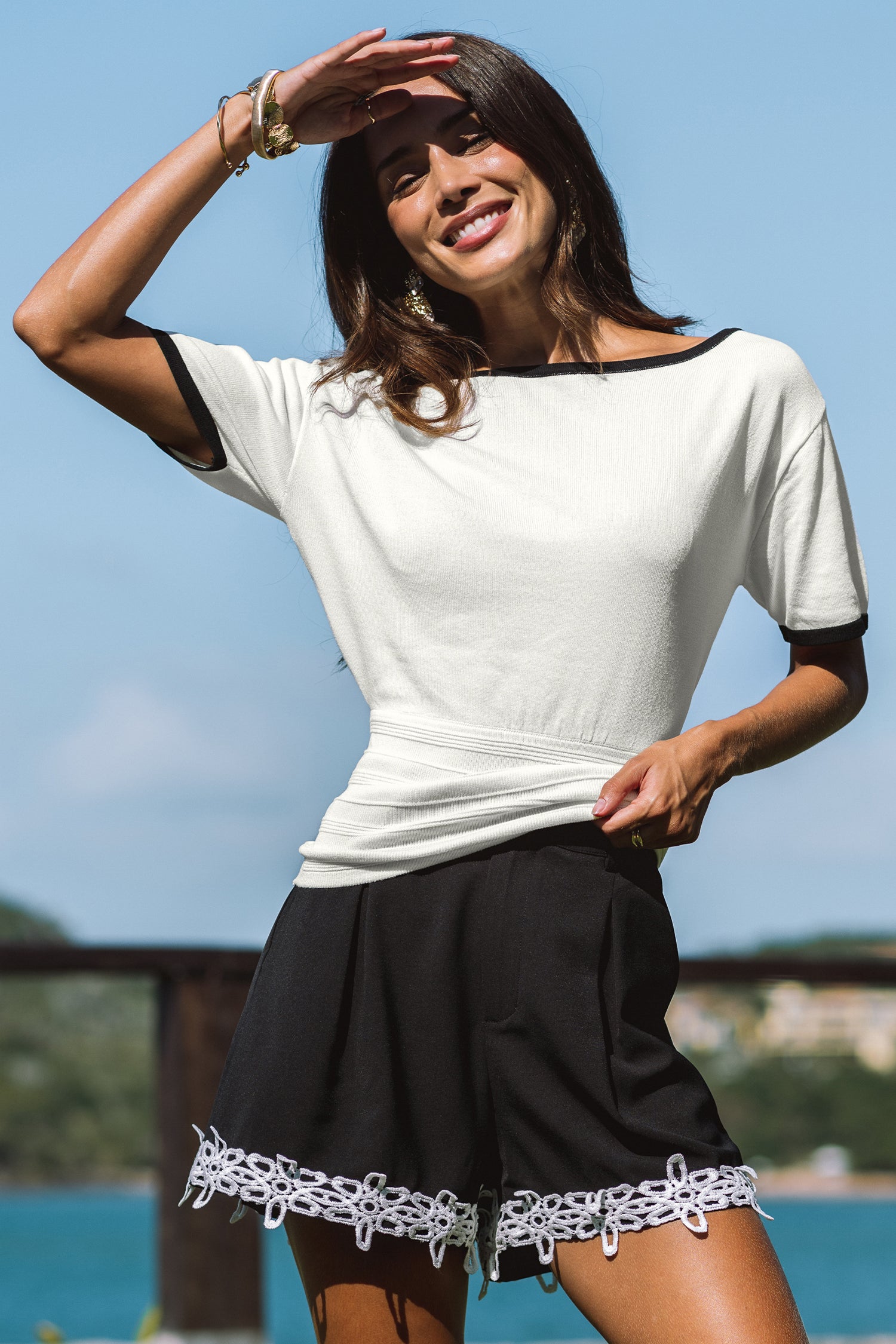 Weißes Top mit asymmetrischem Ausschnitt und geraffter Taille