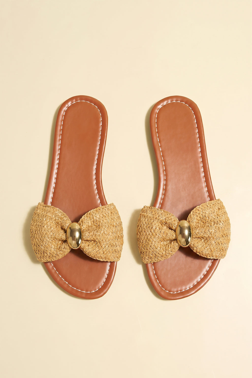 Strohsandalen mit goldenen Details