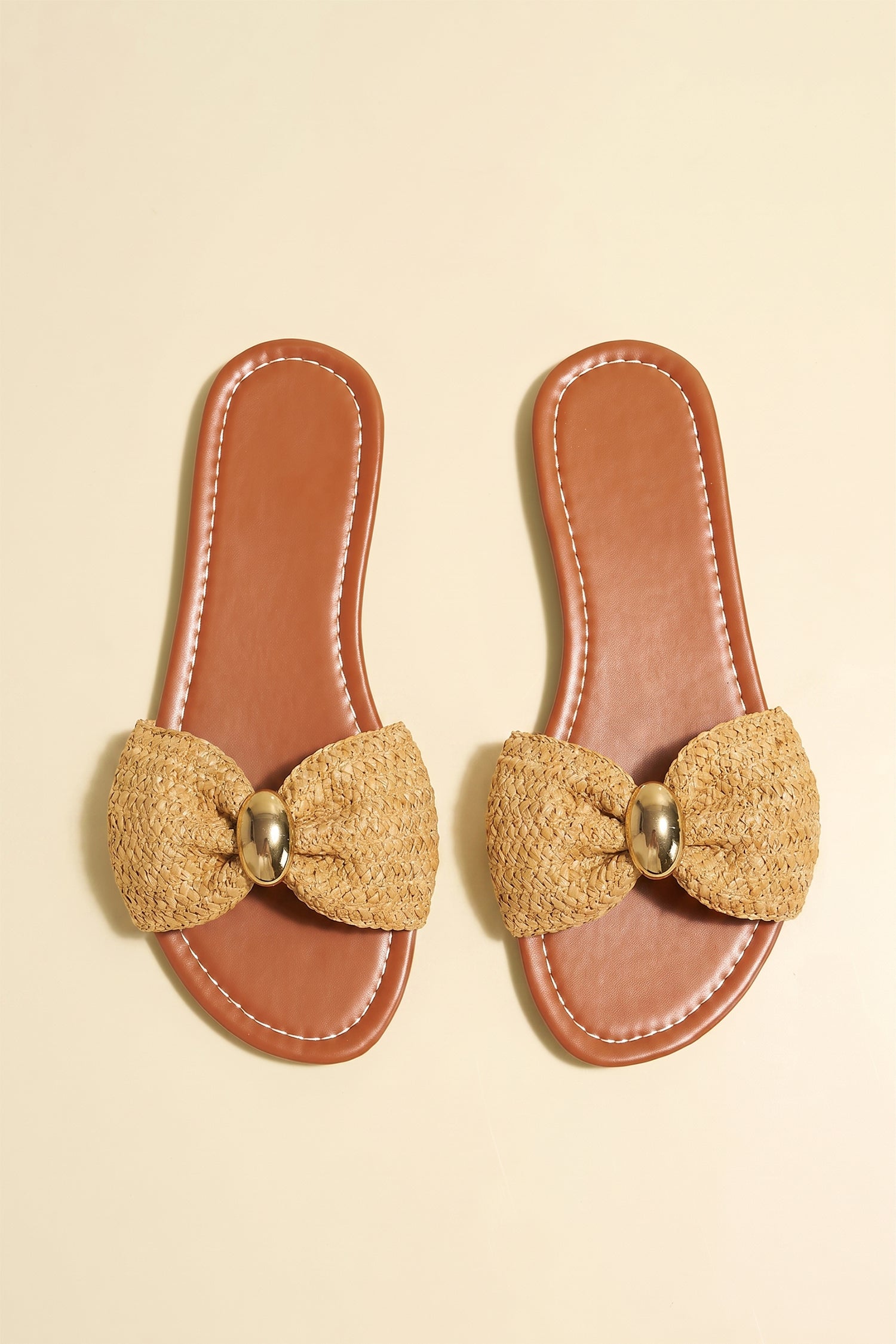 Strohsandalen mit goldenen Details