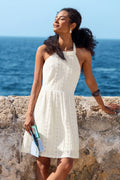 Beiges Mini-Sommerkleid mit hohem Ausschnitt
