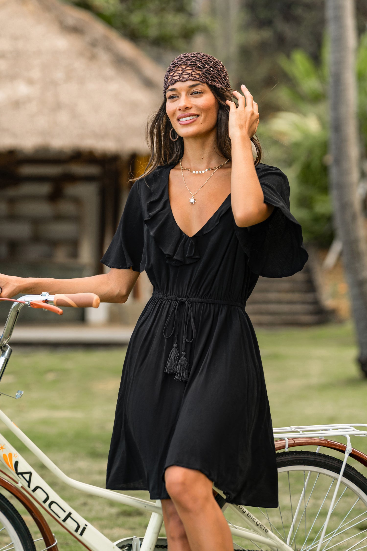 Schwarzes Kurzarm Mini-Strandkleid mit V-Ausschnitt