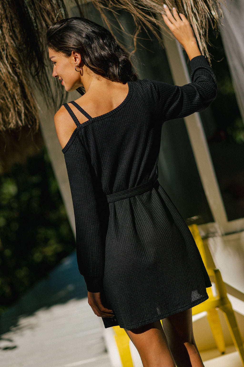 Schwarzes Langarm Asymmetrischer Ausschnitt Mini-Freizeitkleid