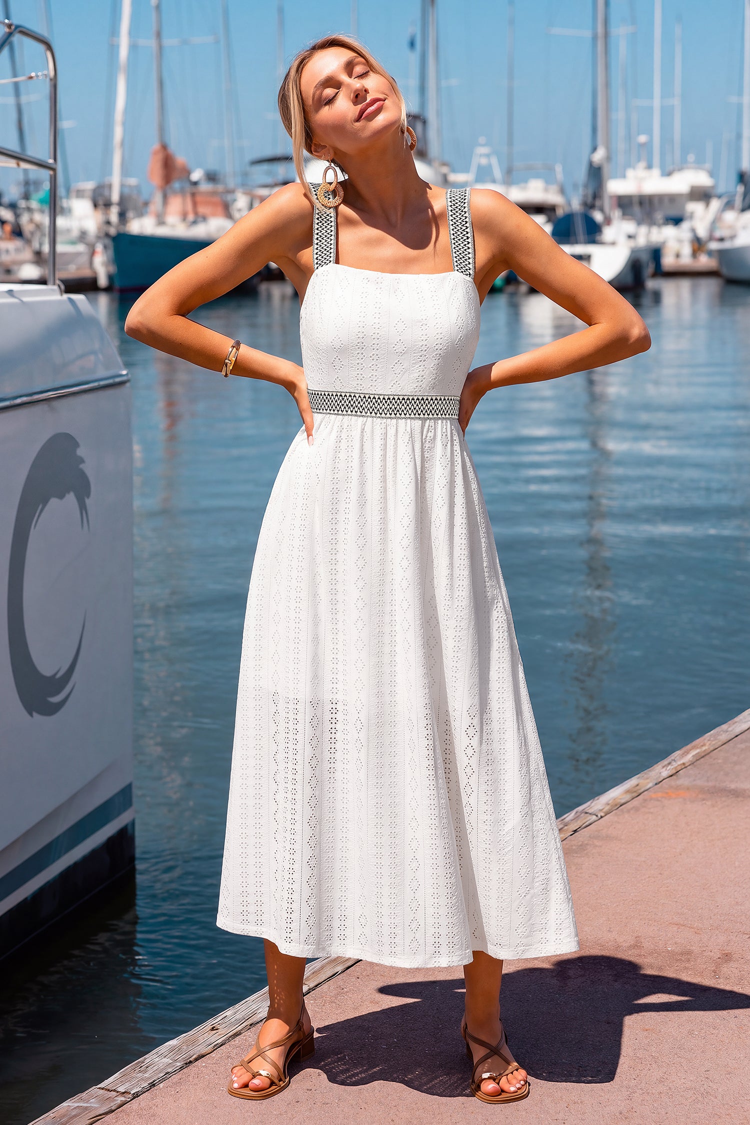 Weißes Maxi-Sommerkleid mit eckigem Ausschnitt und Lochstickerei