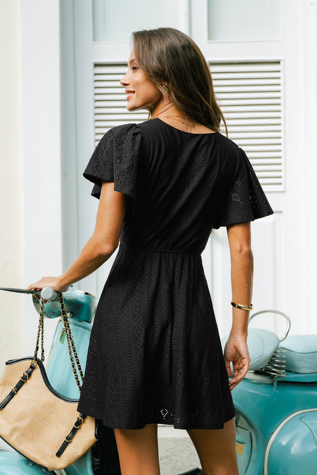 Schwarzes Minikleid mit tiefem Ausschnitt