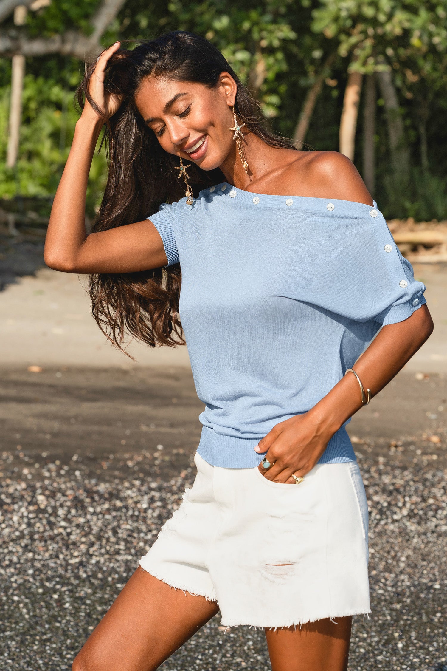 Blaues Kurzarmshirt mit asymmetrischem Ausschnitt