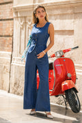 Dunkelblaue Jeanshose mit weitem Bein