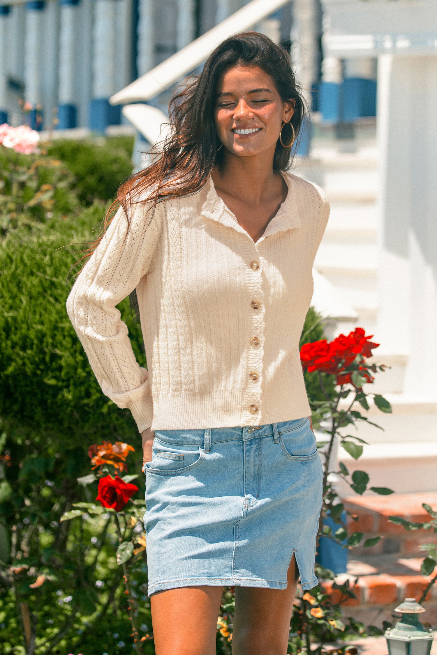 Beige Strickjacke mit Rundhalsausschnitt