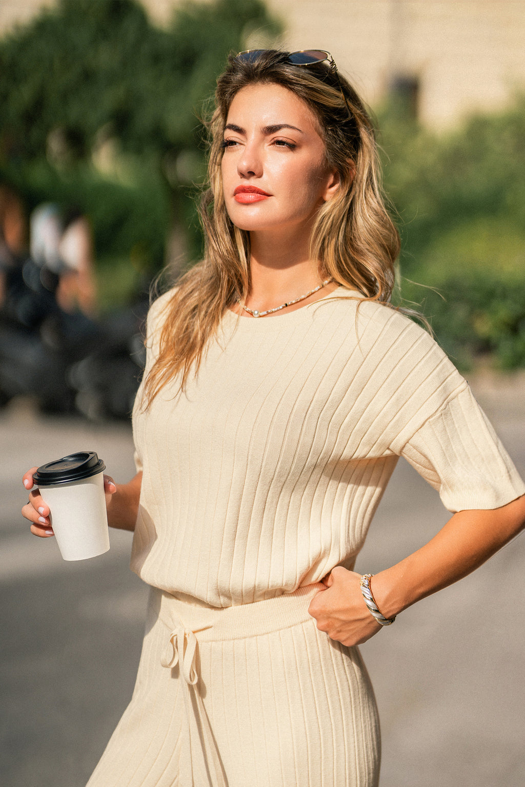Beigefarbener Langarmpullover mit Rundhalsausschnitt