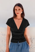 Schwarzes Top mit tiefem Ausschnitt und geraffter Taille