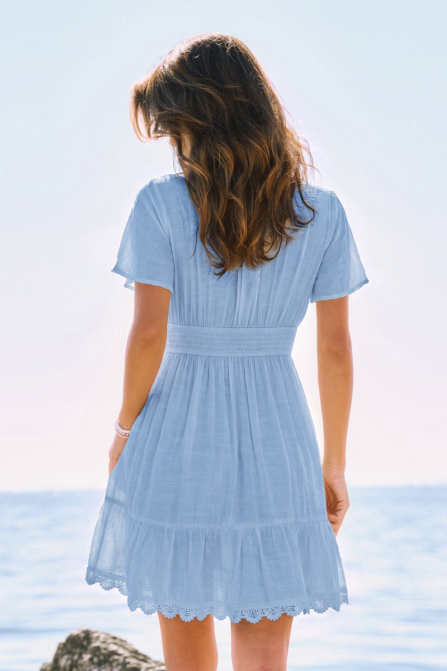 Blaues Mini-Strandkleid mit tiefem Ausschnitt und Spitze