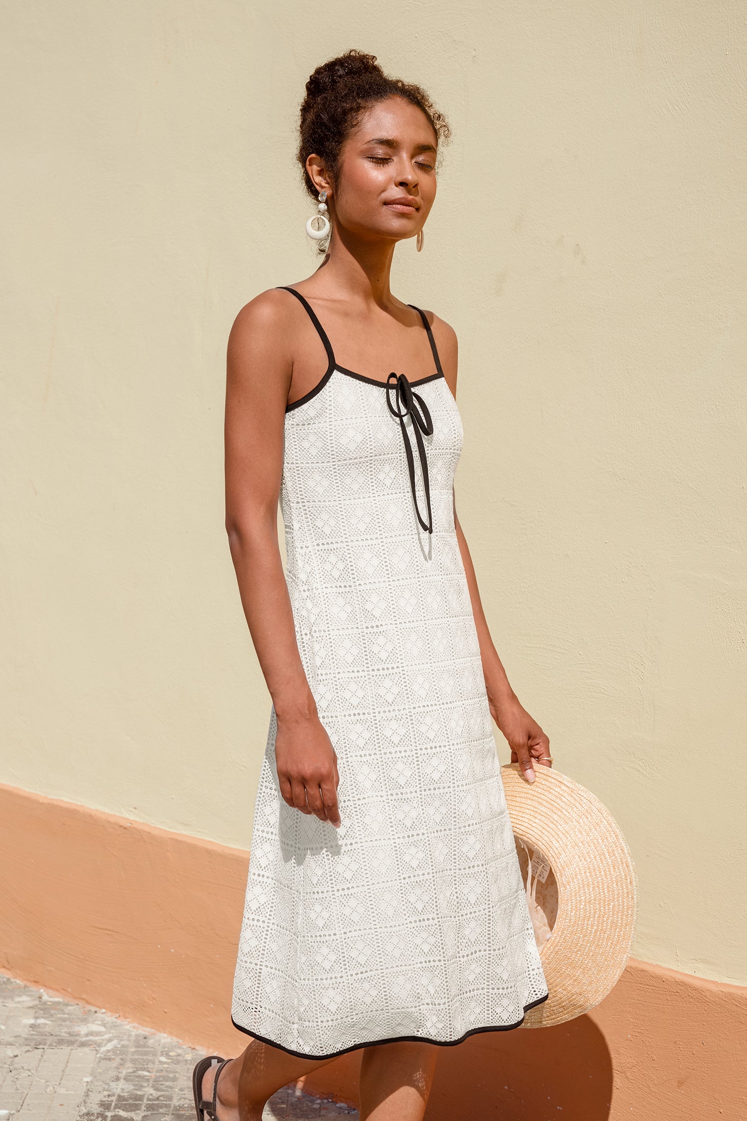 Weißes Midi-Strick-Sommerkleid mit U-Ausschnitt