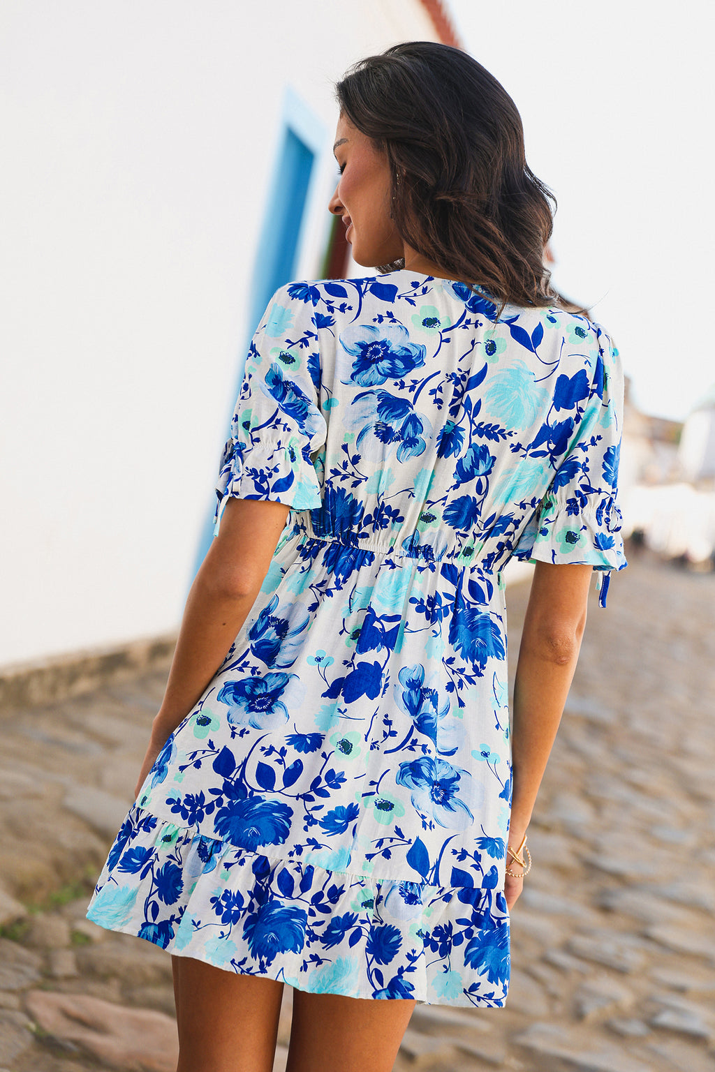 Blau geblümtes Mini-Strandkleid