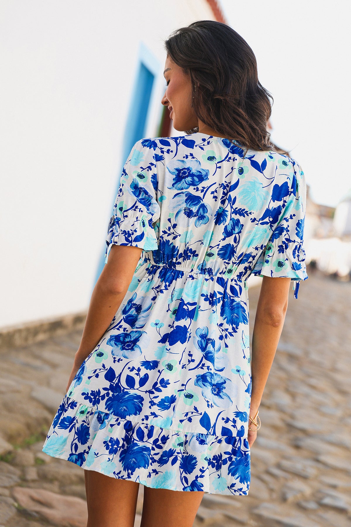 Blau geblümtes Mini-Strandkleid