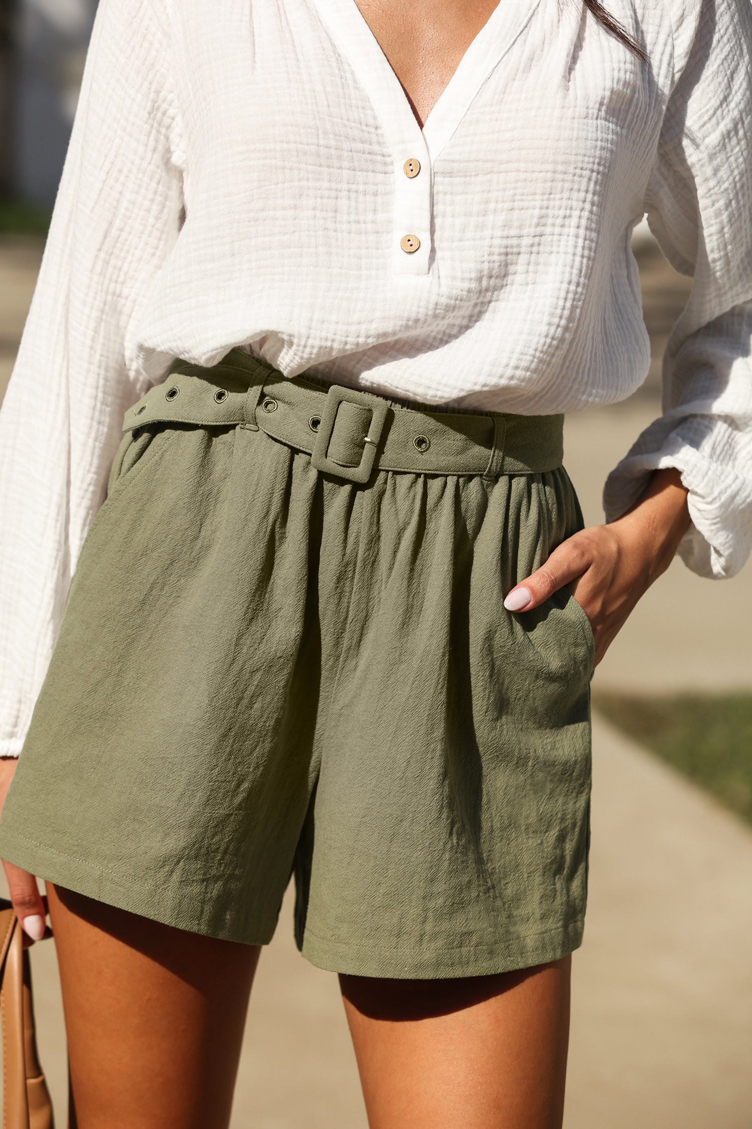 Grüne Shorts mit Gürtel aus Baumwolle
