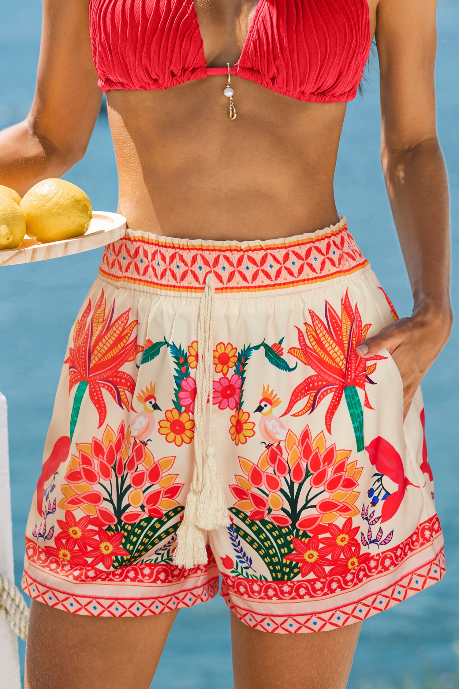 Tropische Shorts mit Gummizug-Bund und Fransendetails