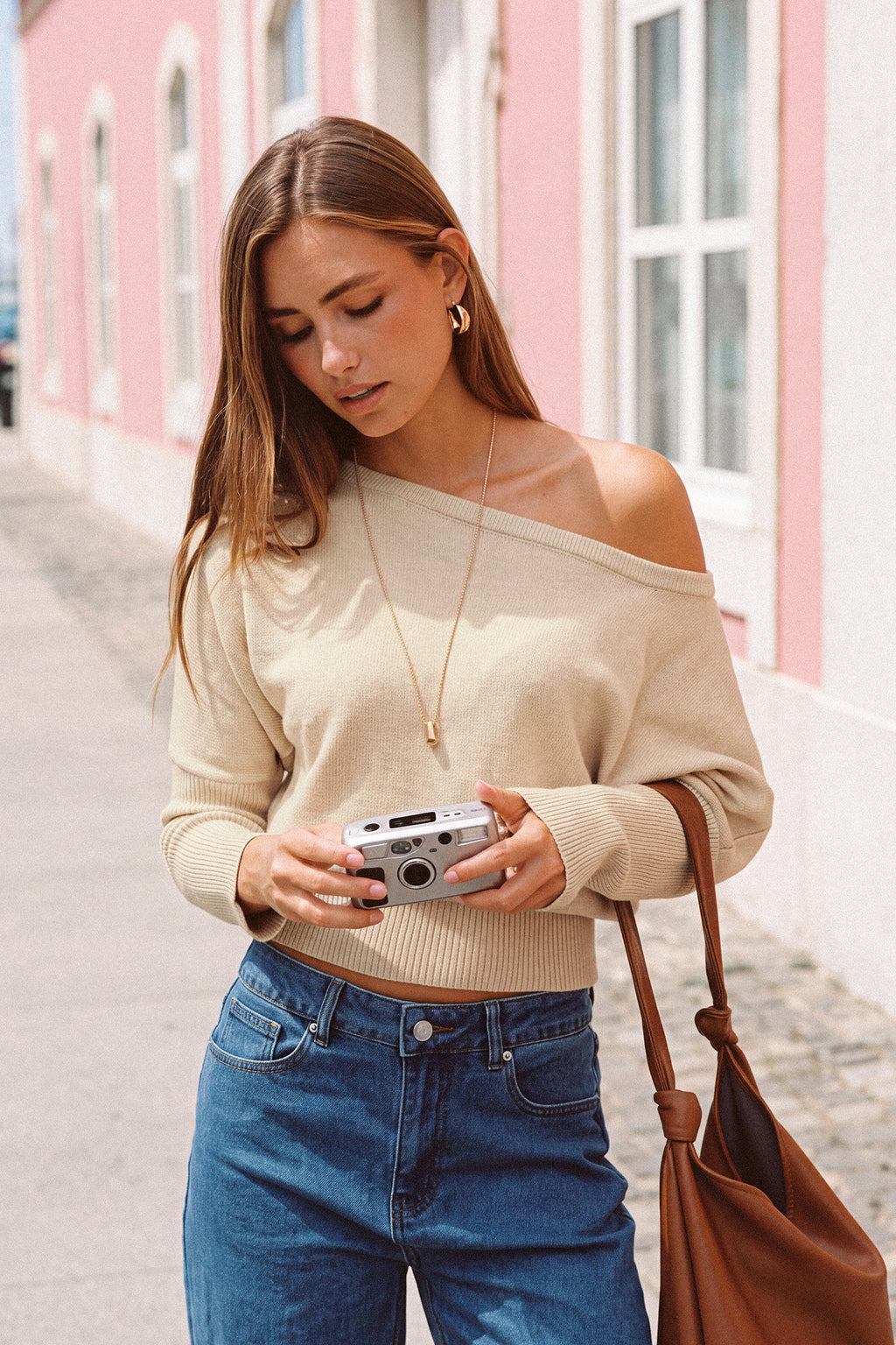 Khakifarbener Langarmpullover mit asymmetrischem Ausschnitt