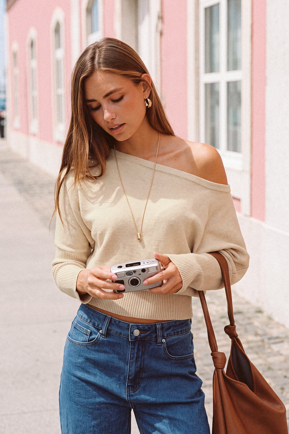 Khakifarbener Langarmpullover mit asymmetrischem Ausschnitt