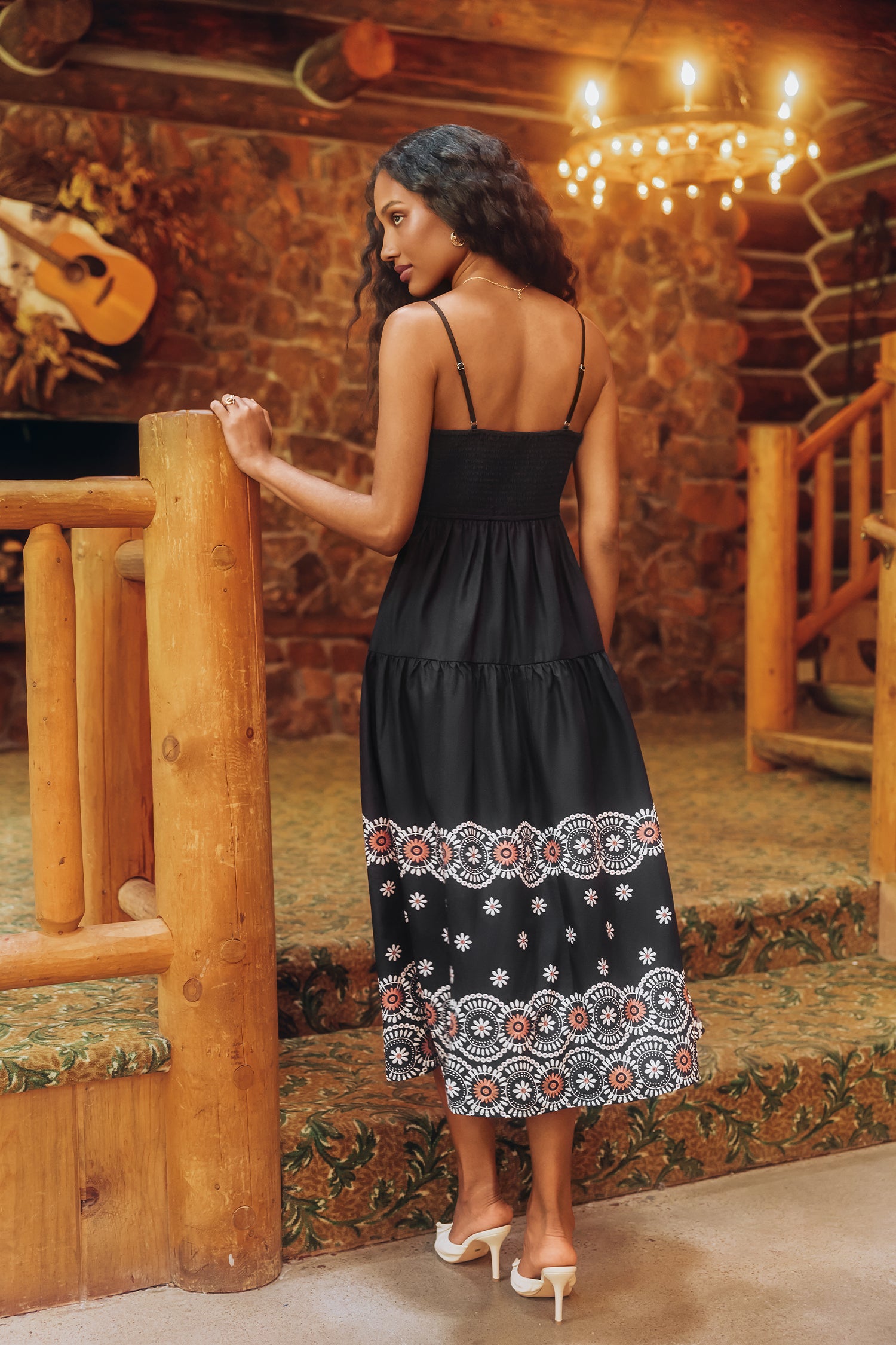 Schwarzes elegantes Maxikleid mit eckigem Ausschnitt