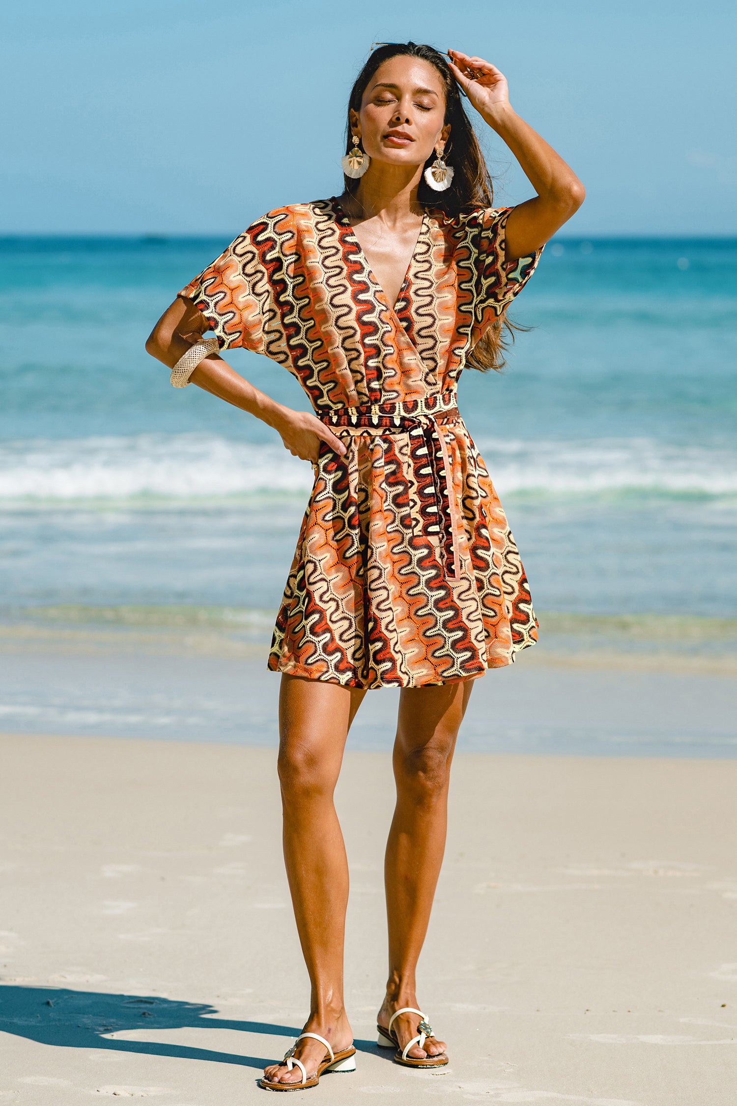 Abstraktes Mini-Strandkleid in Wickeloptik