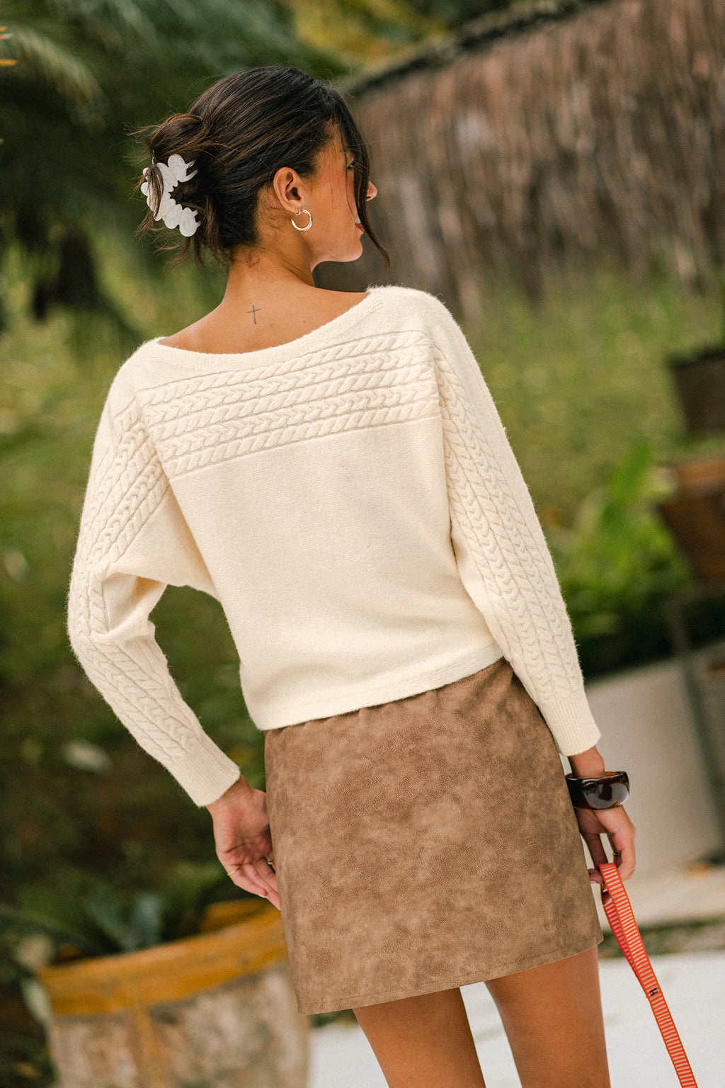 Beiger Langarmpullover mit U-Boot-Ausschnitt