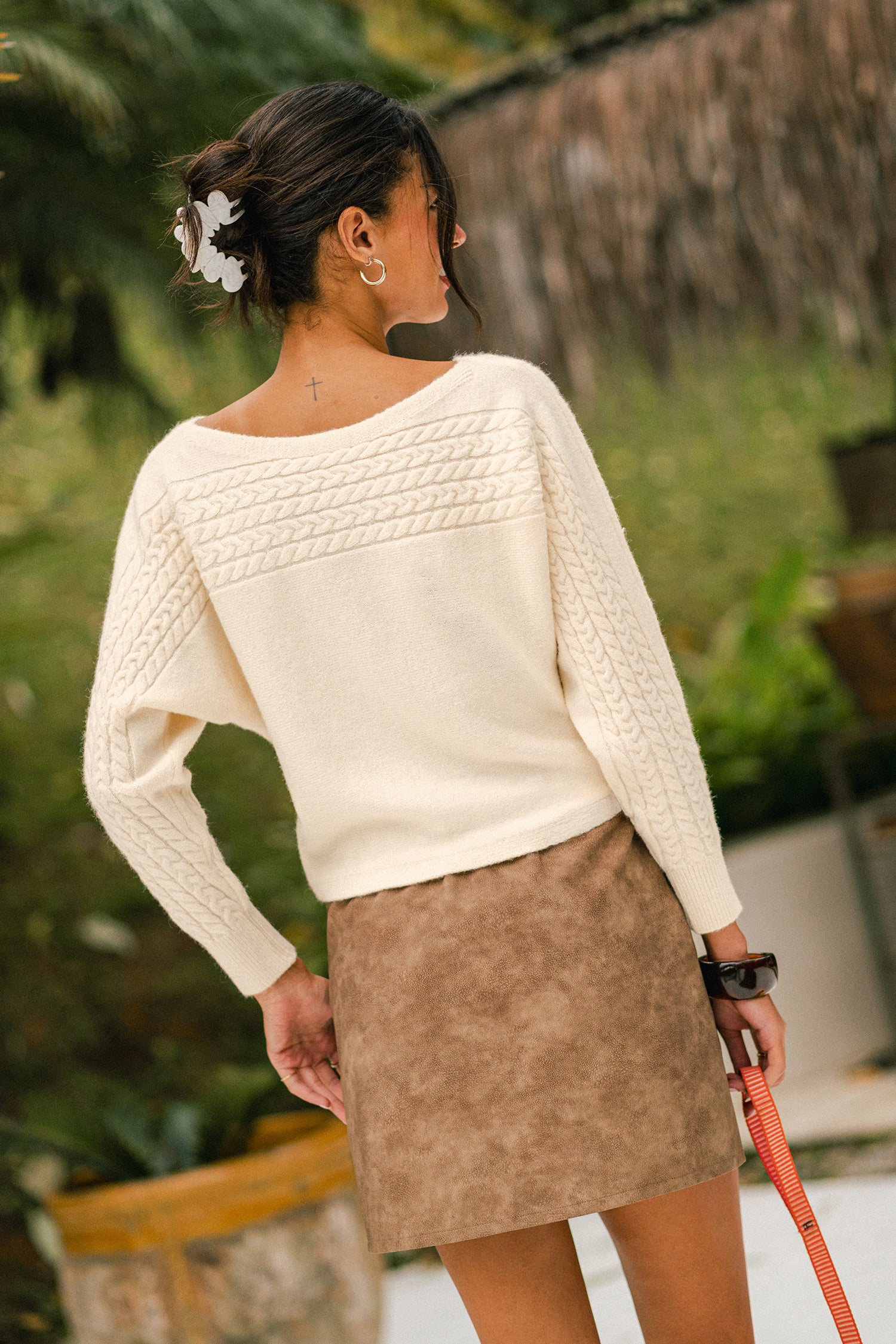 Beiger Langarmpullover mit U-Boot-Ausschnitt
