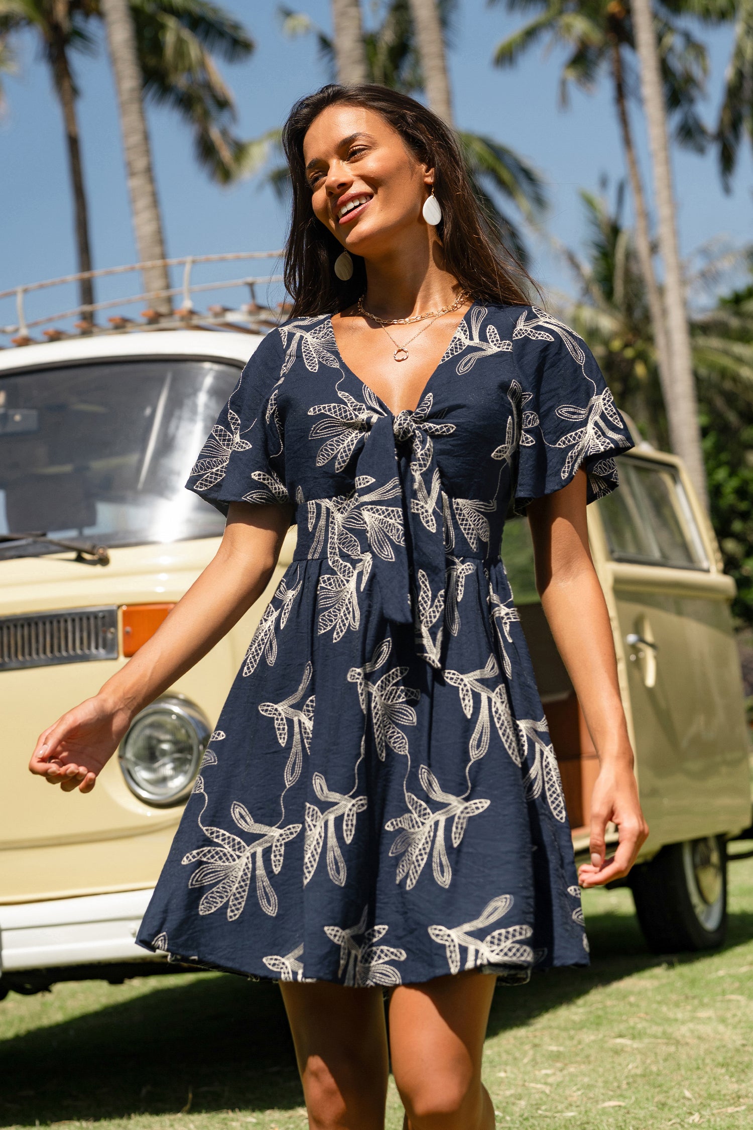 Blau geblümtes Kurzarm Mini-Strandkleid mit V-Ausschnitt