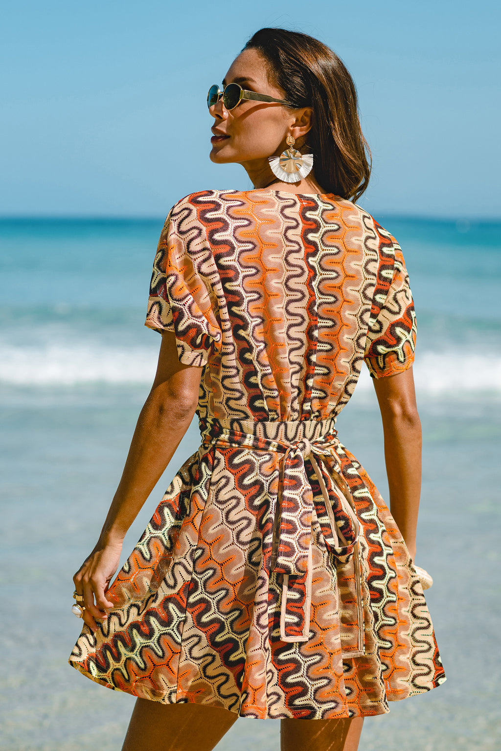 Abstraktes Mini-Strandkleid in Wickeloptik