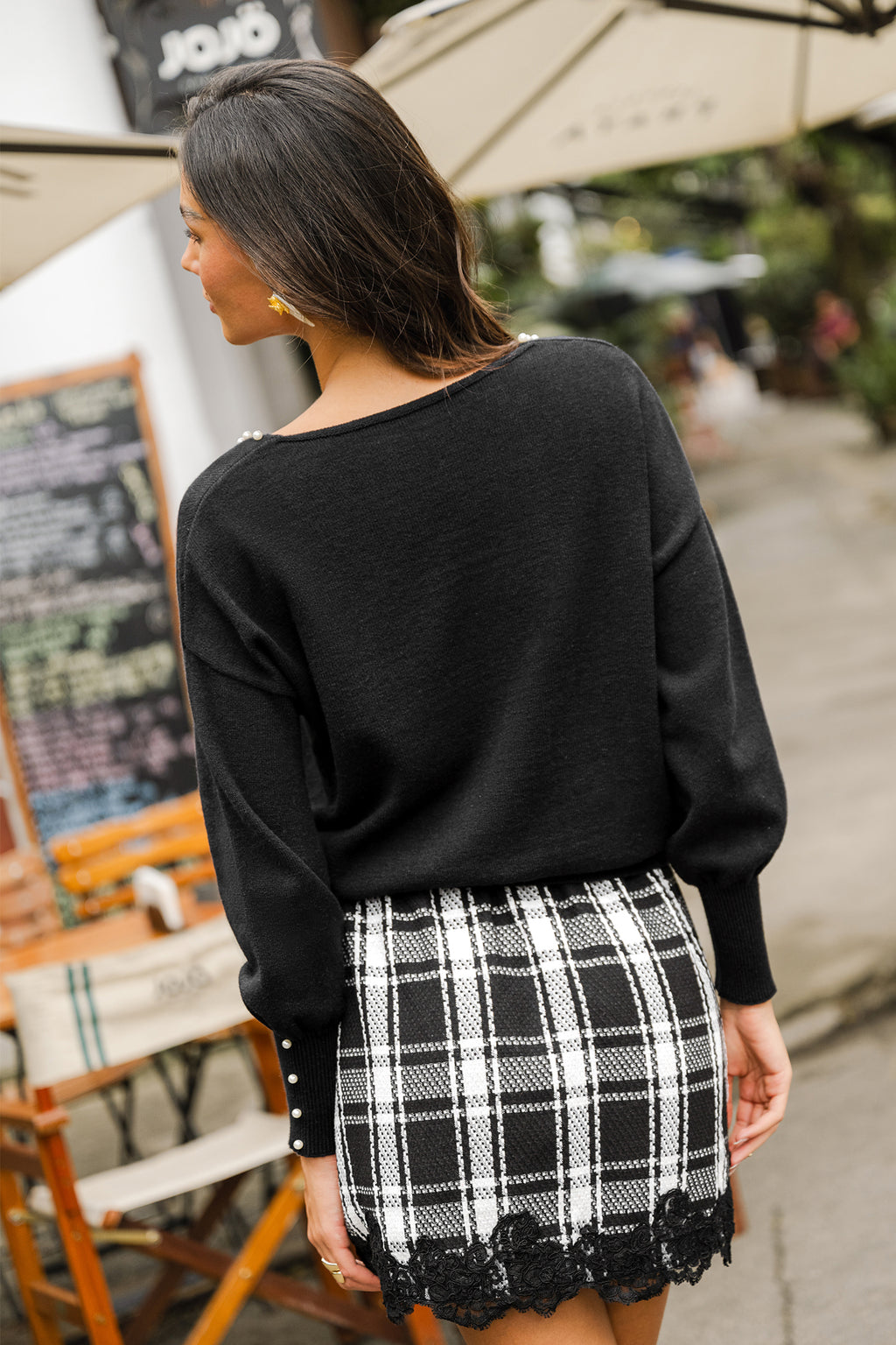 Schwarzer Langarmpullover mit V-Ausschnitt und Kunstperlen