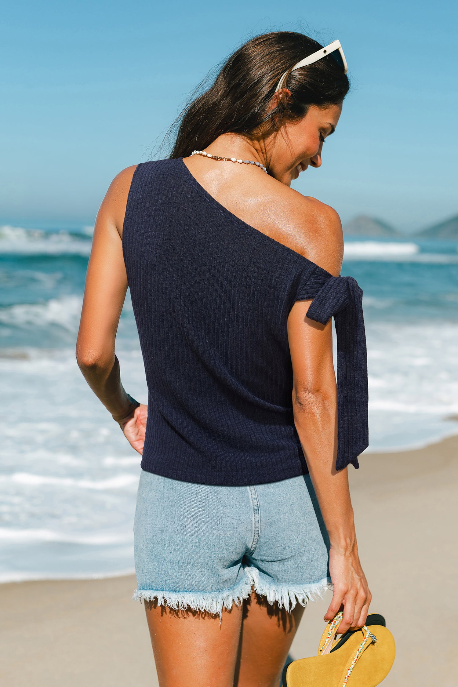 Blaues elegantes Top mit asymmetrischem Ausschnitt