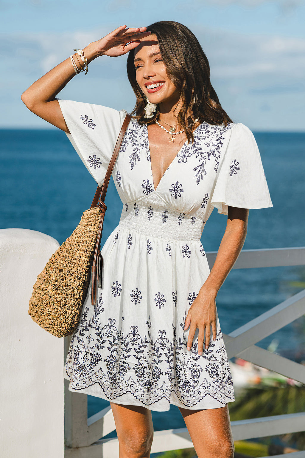 Geblümtes Kurzarm Mini-Strandkleid mit tiefem Ausschnitt