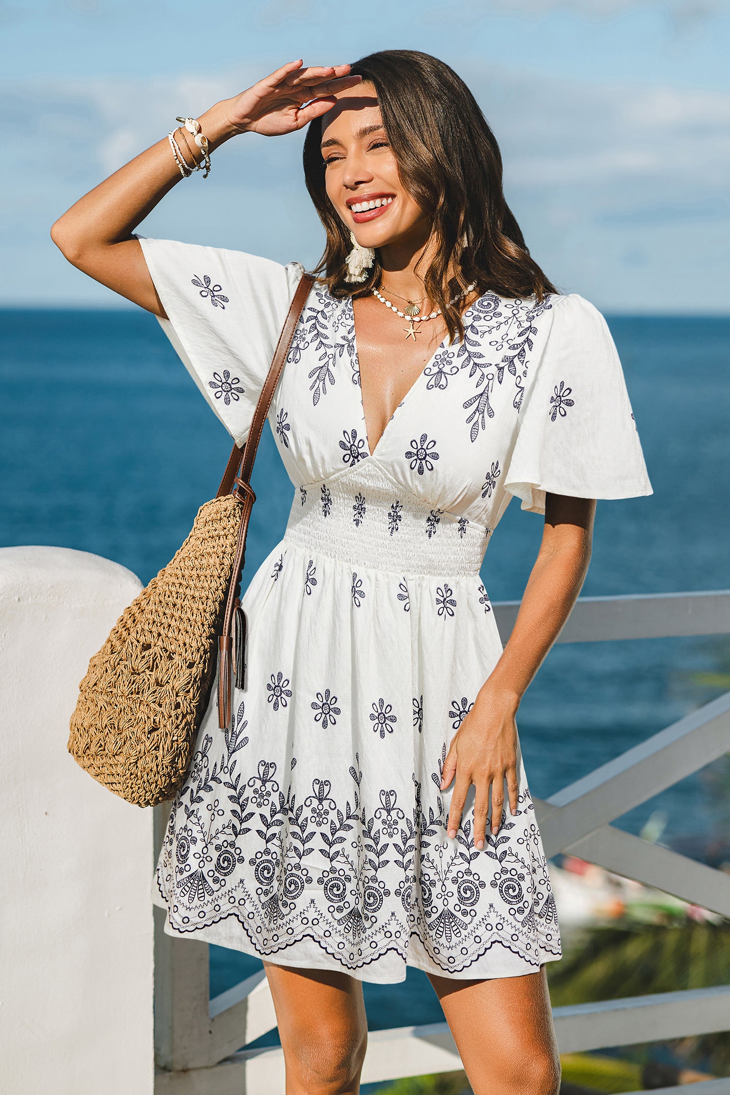 Geblümtes Kurzarm Mini-Strandkleid mit tiefem Ausschnitt