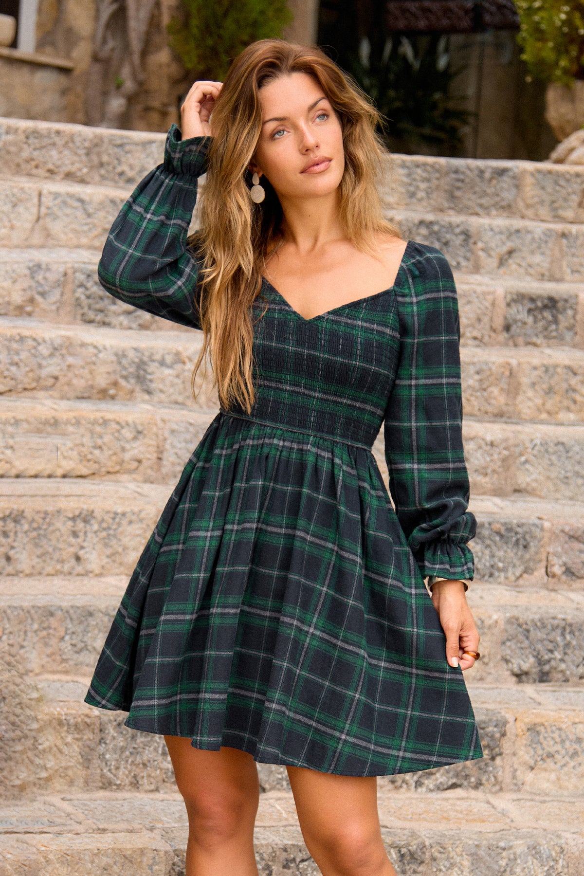 Kariertes Langarm-Minikleid mit V-Ausschnitt