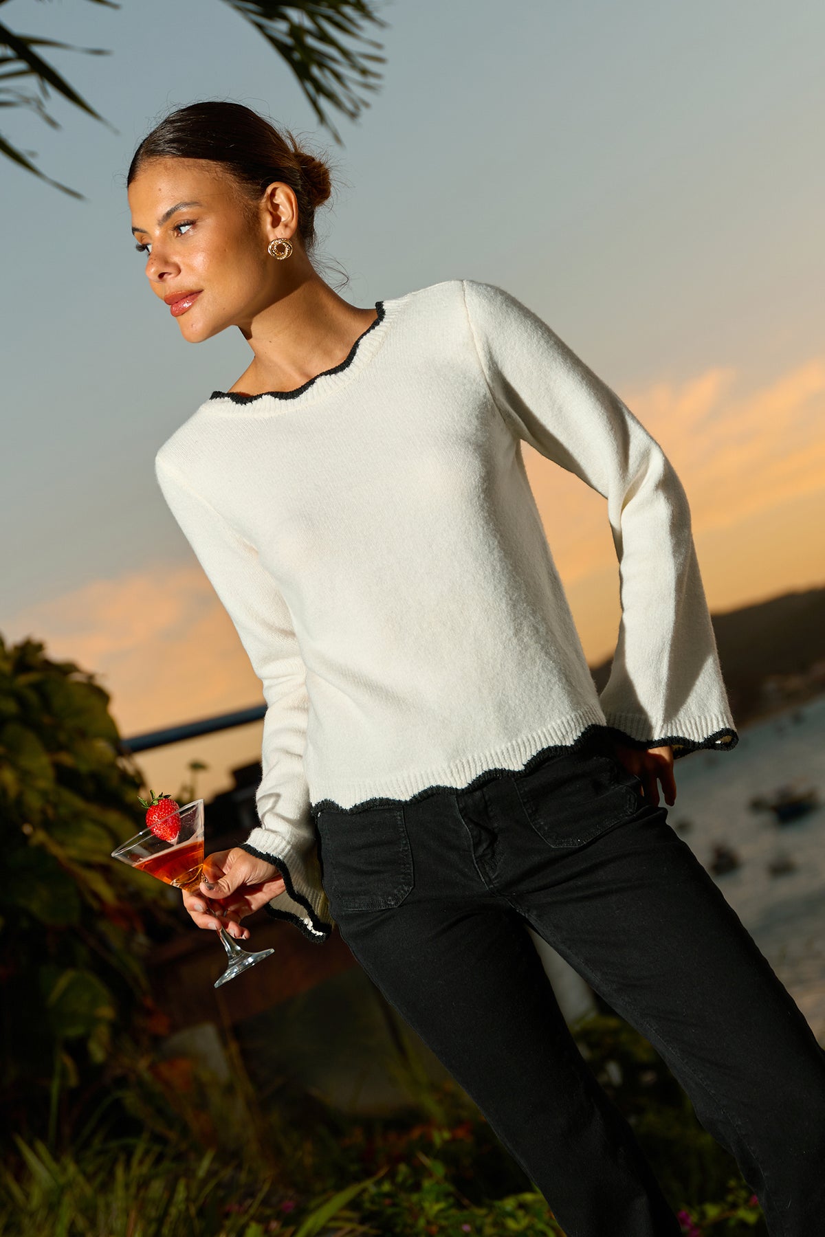 Weißer Langarmpullover mit Rundhalsausschnitt und Kontrastdetails
