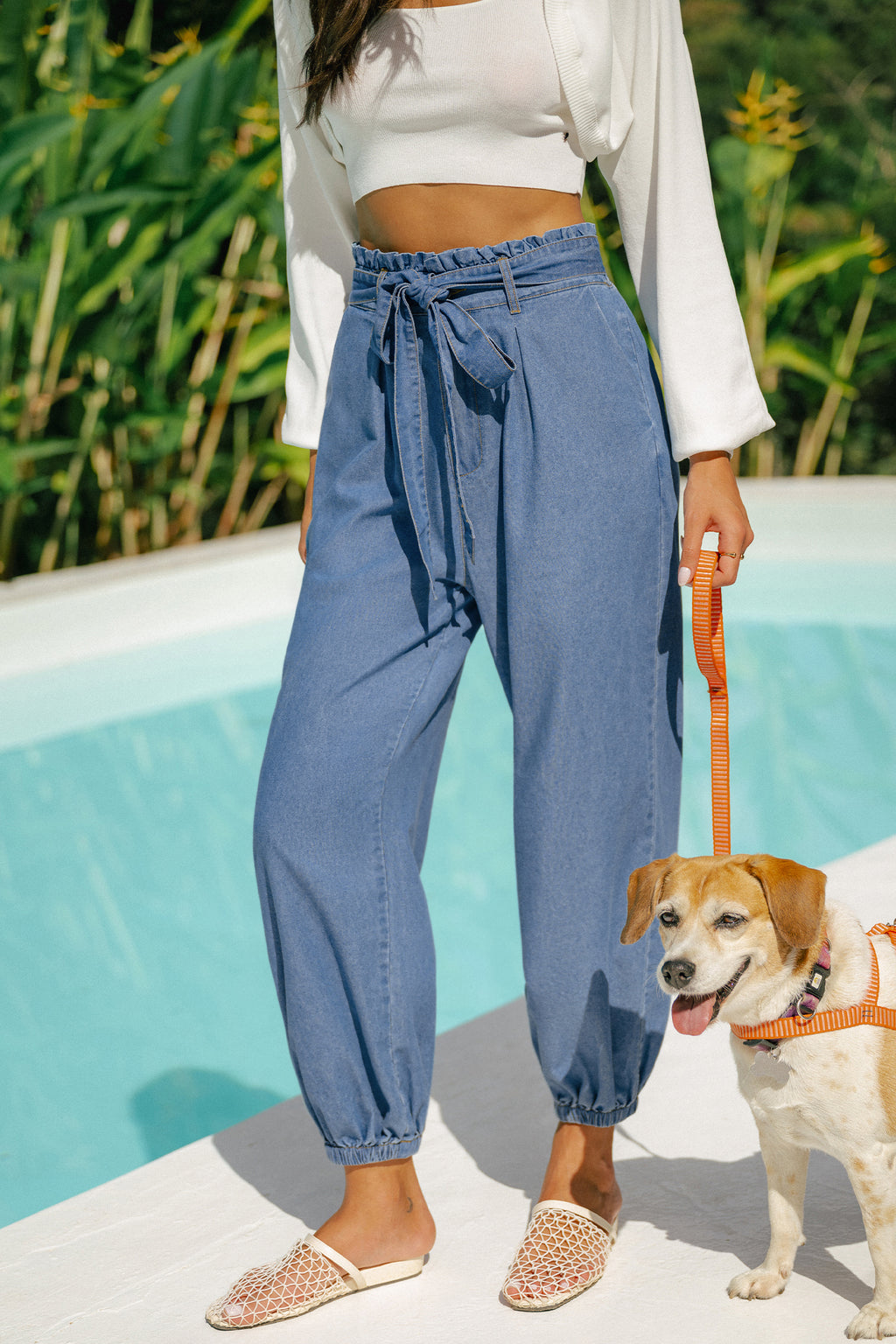 Blaue Jeanshose mit Paperbag-Taille