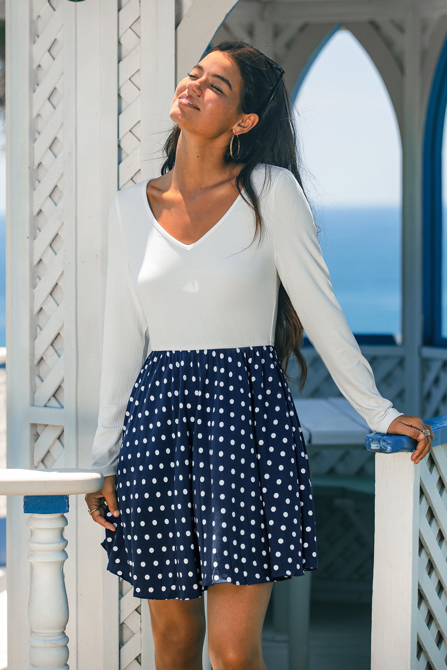 Polka Dots Langarm Minikleid mit V-Ausschnitt