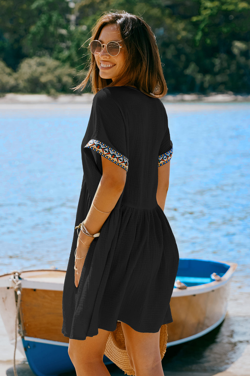 Schwarzes kurzärmeliges Minikleid mit tiefem Ausschnitt