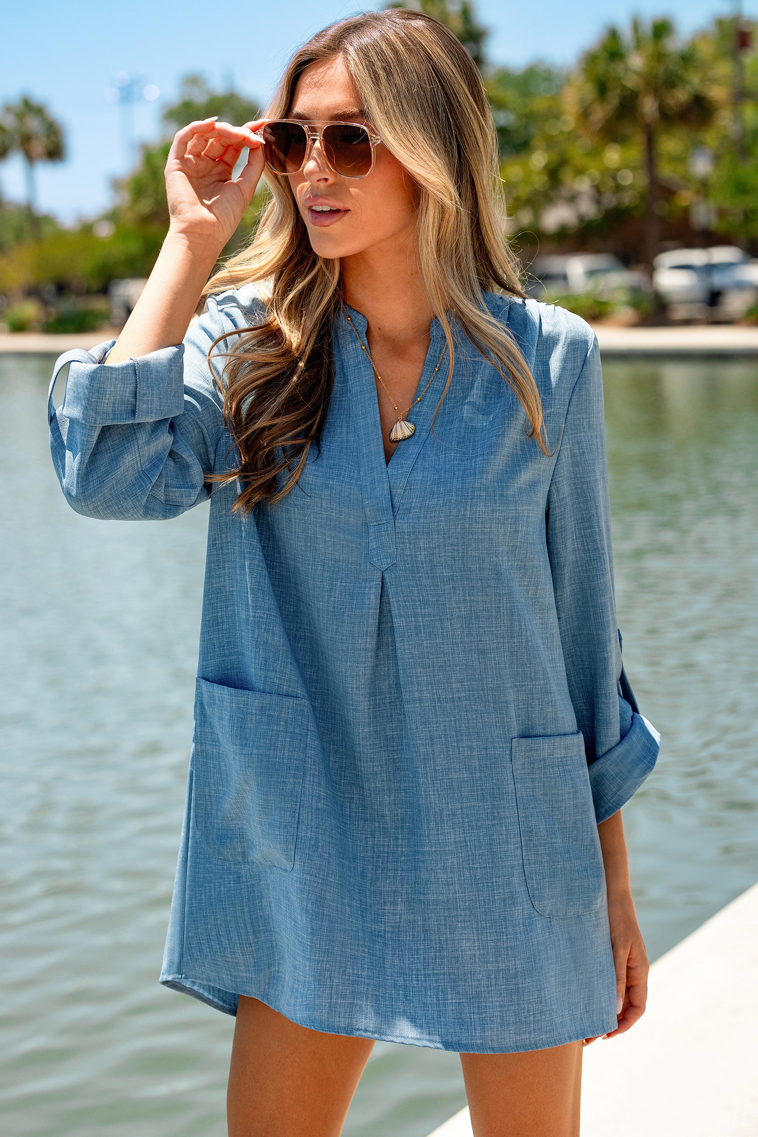 Blaues Halbarm Mini-Strandkleid mit gekerbtem Ausschnitt