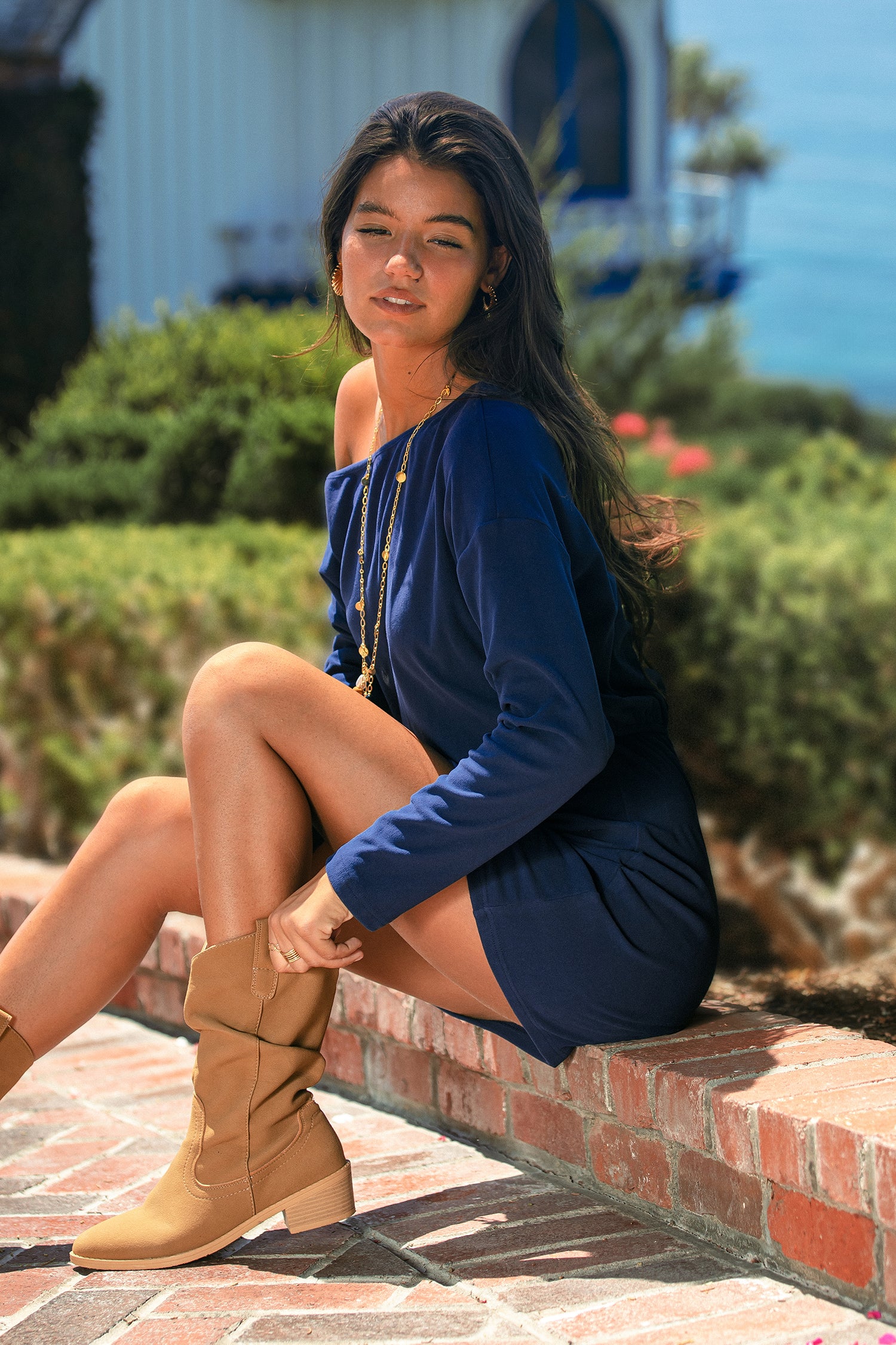 Blaues Langarm Mini-Strickkleid mit asymmetrischem Ausschnitt