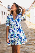 Blau geblümtes Mini-Strandkleid
