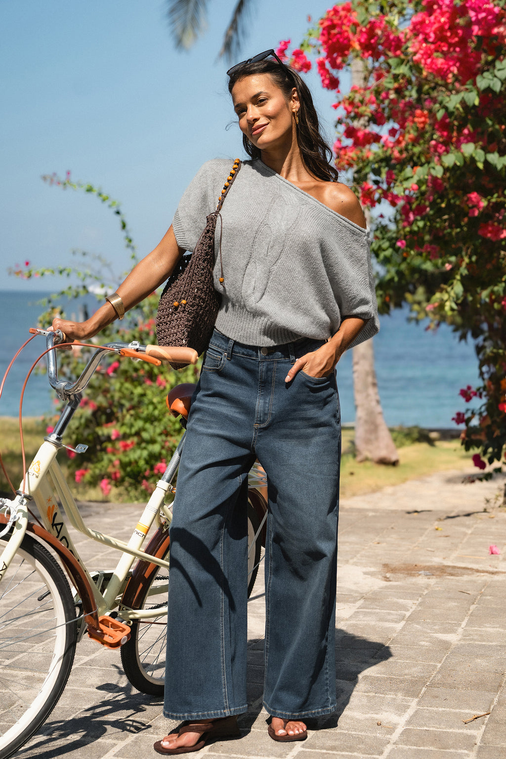 Graues Strick-Top mit asymmetrischem Ausschnitt