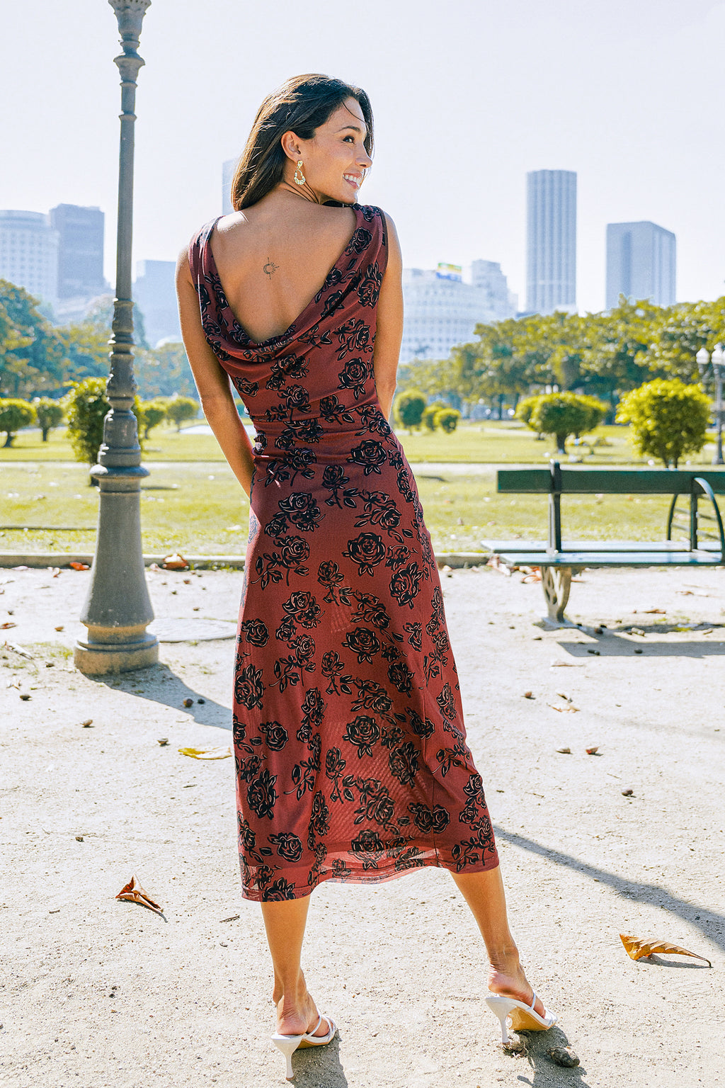 Rot geblümtes elegantes Maxikleid mit tiefem Rücken
