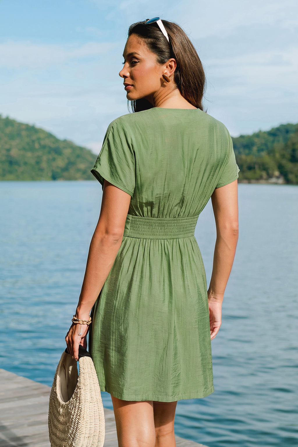 Grünes Mini-Strandkleid mit tiefem Ausschnitt und Dolmanärmeln
