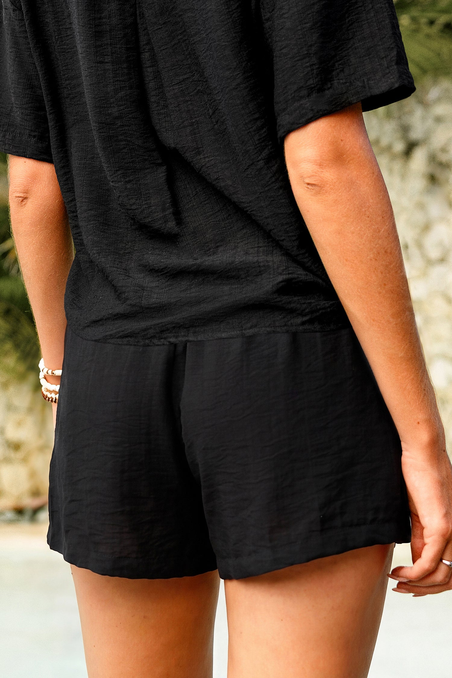 Schwarze Shorts mit elastischem Bund und weitem Bein