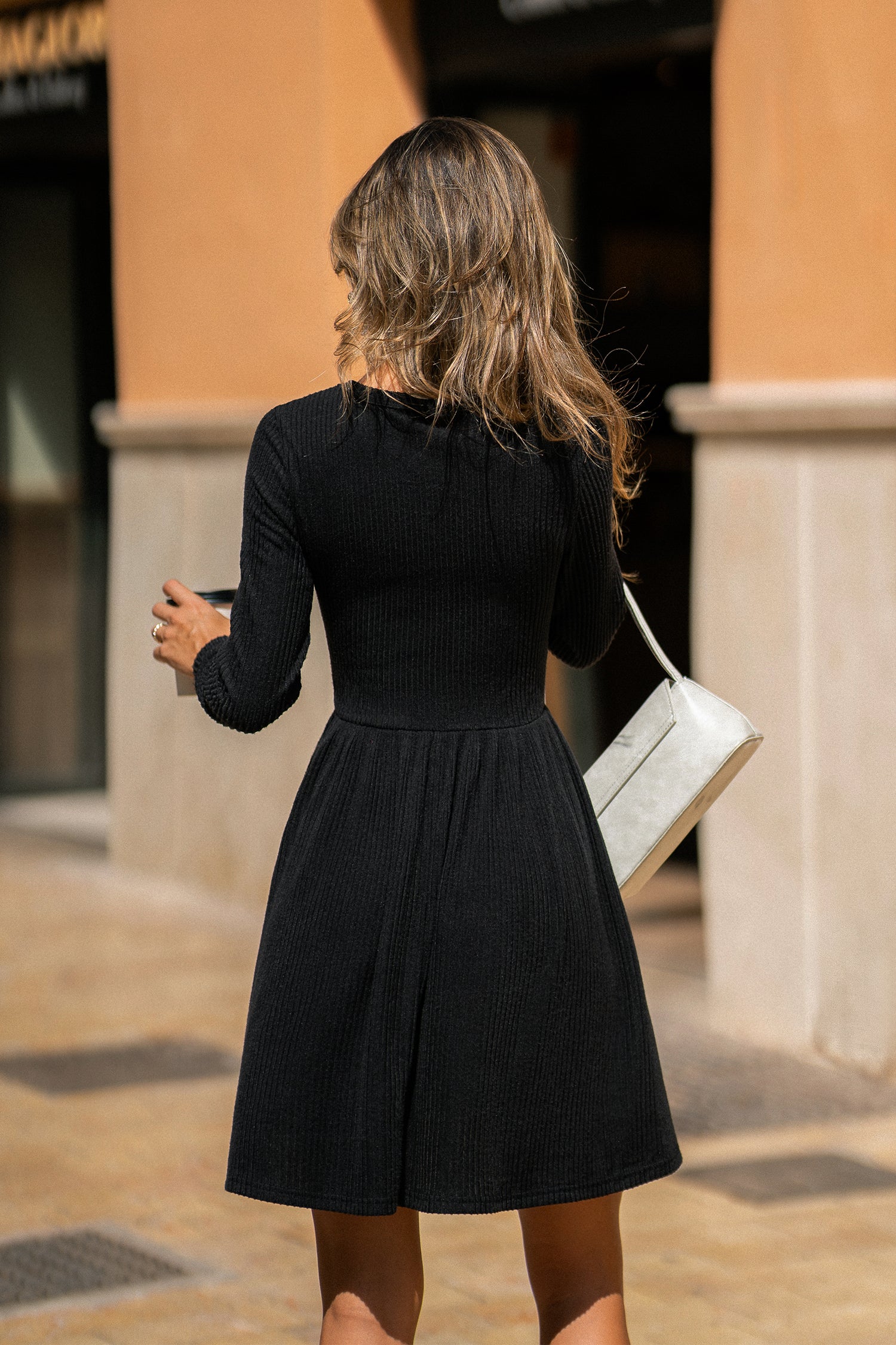 Schwarzes Langarm Minikleid mit Mesh-Einsatz