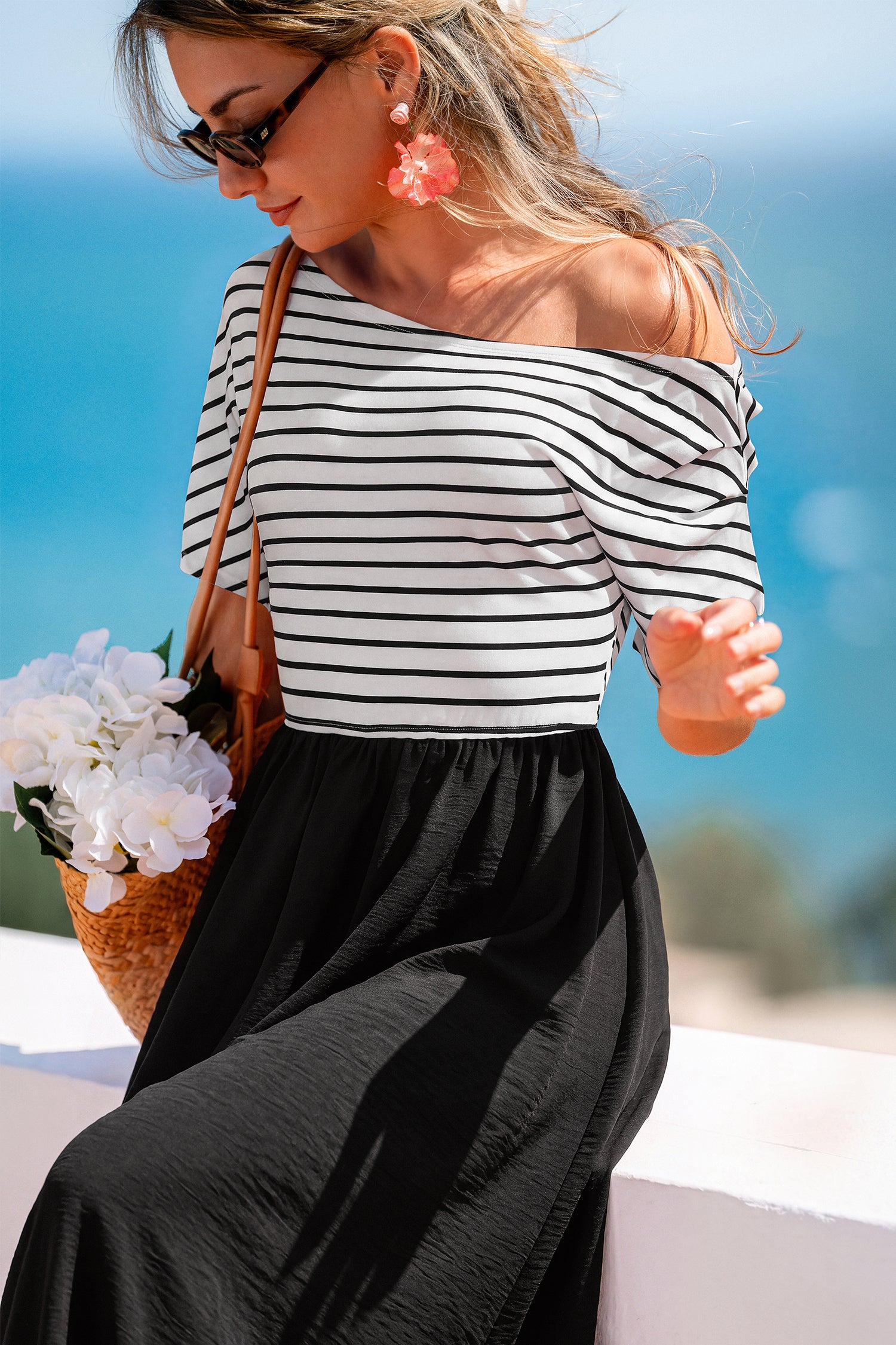 Gestreiftes Maxikleid mit asymmetrischem Ausschnitt