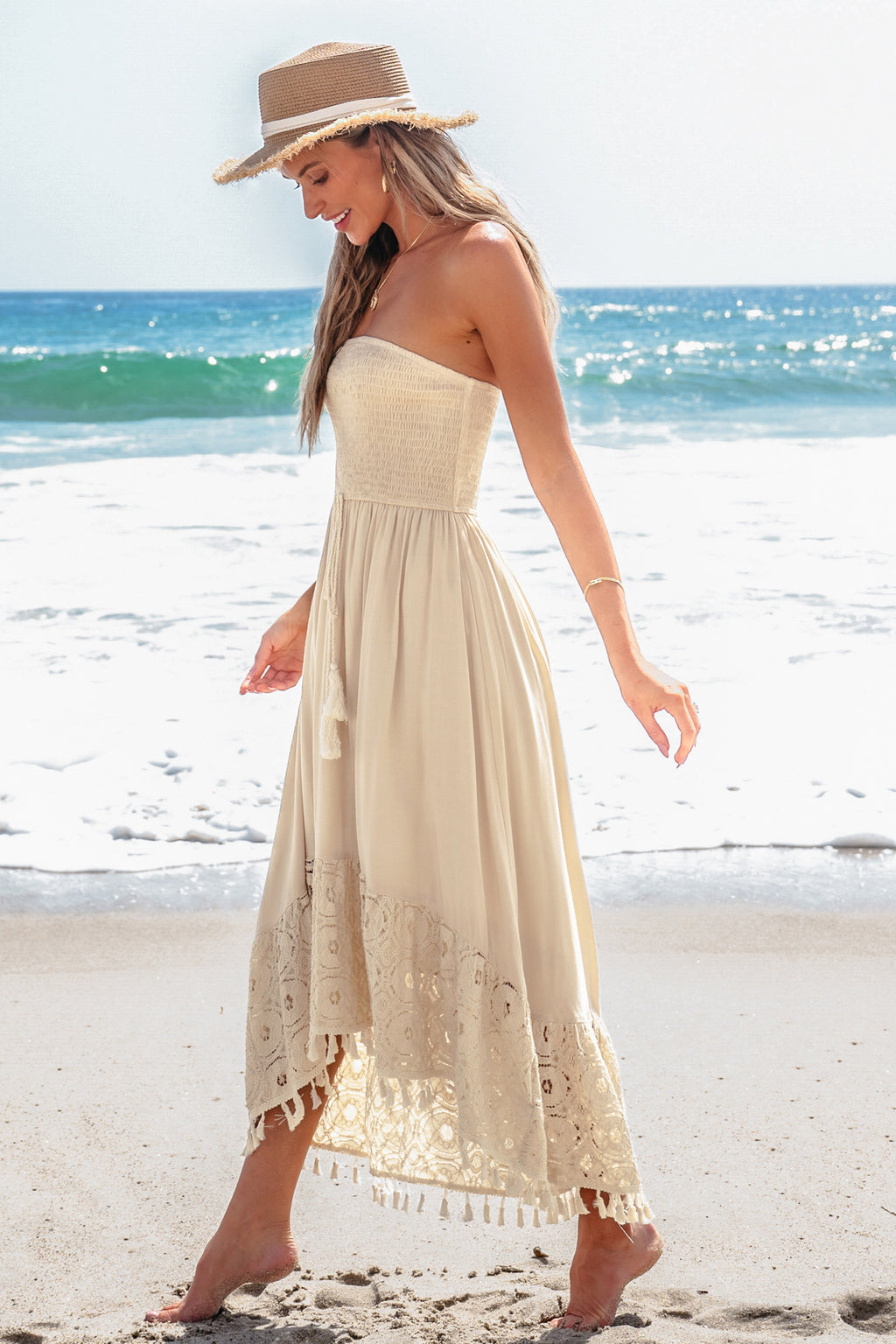 Sandfarbenes Schlauchkleid mit Quastenbesatz