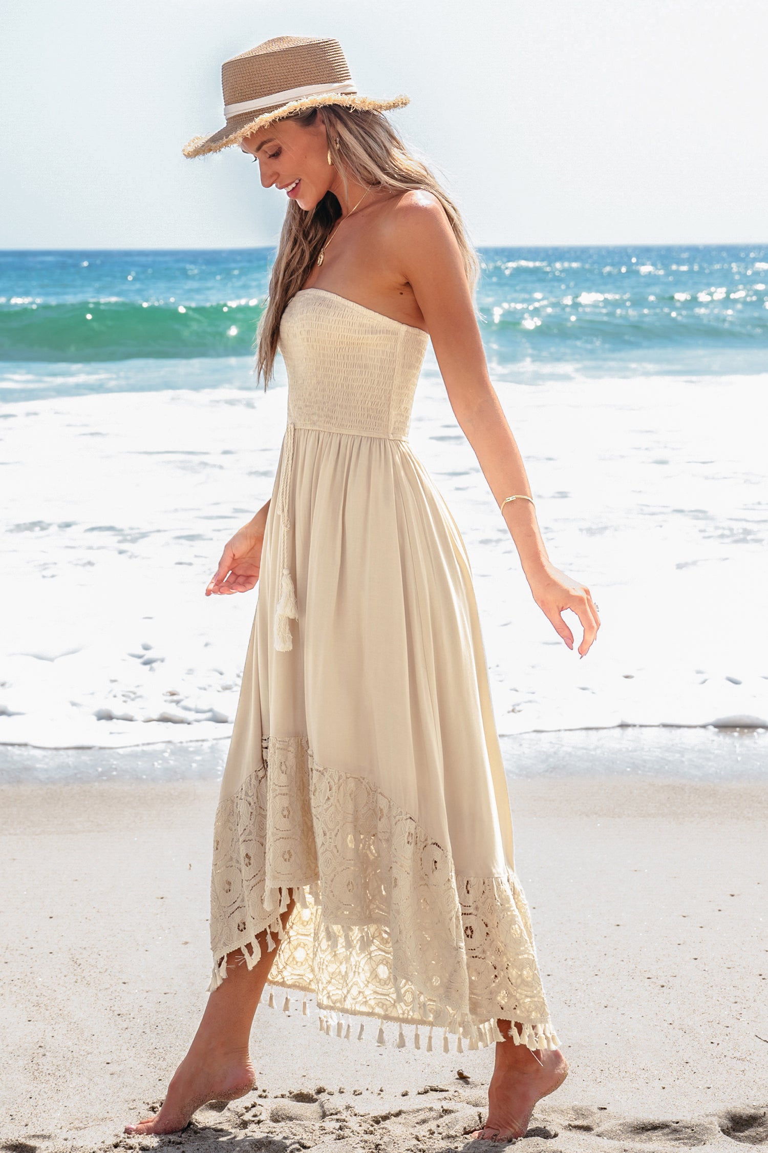 Sandfarbenes Schlauchkleid mit Quastenbesatz