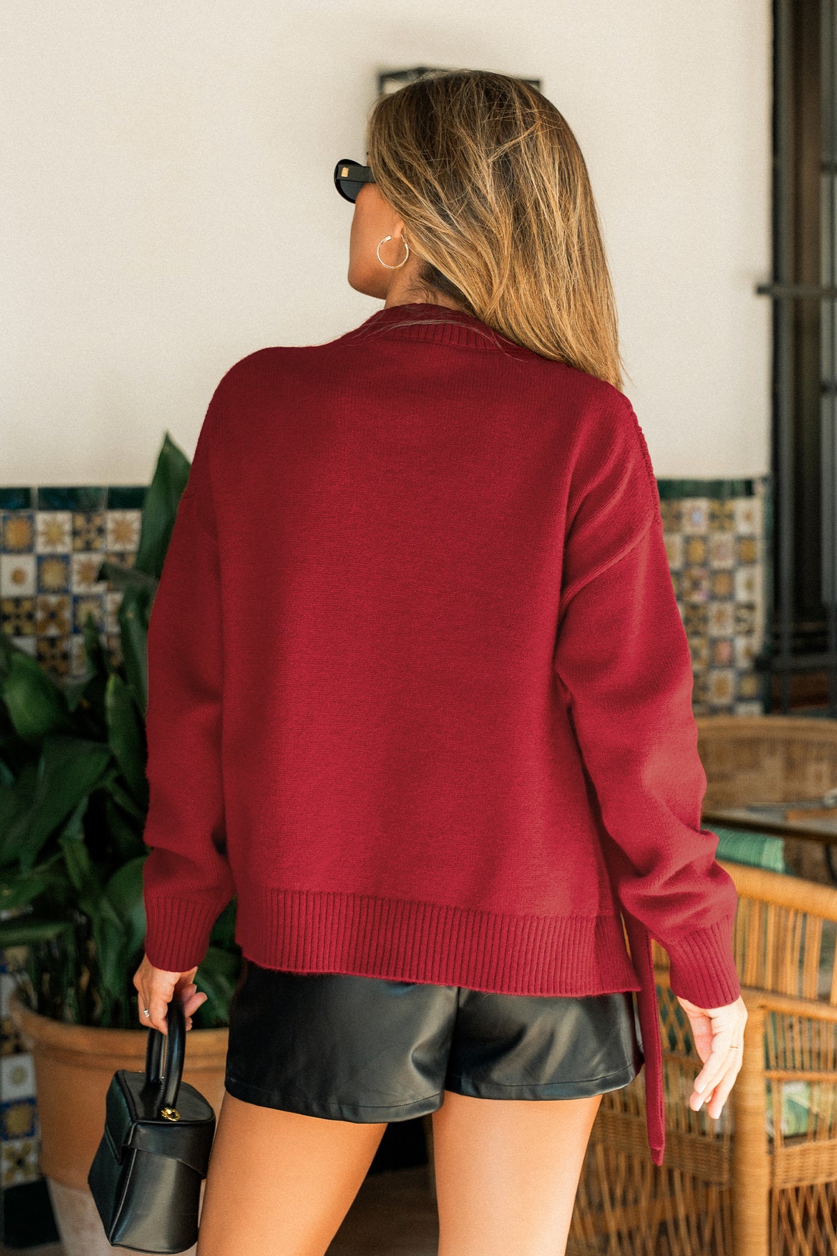 Roter Langarmpullover mit seitlichem Bindeband